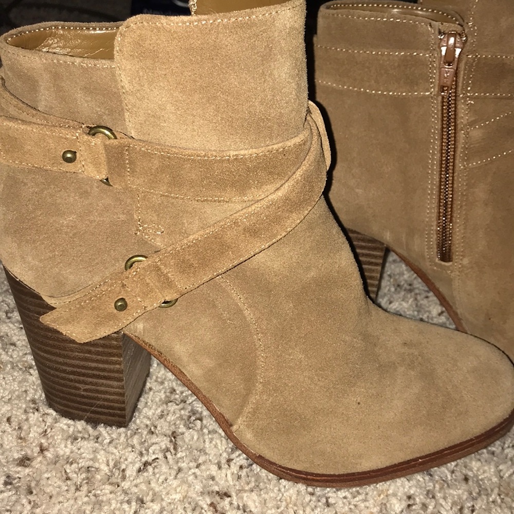 Gianni Bini tan suede booties